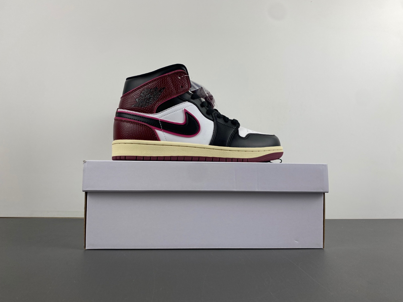 air jordan 1 mid wmns "sail/black/active pink" fq7818-101