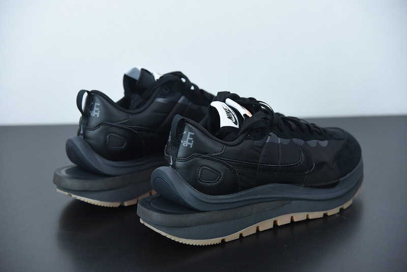 nike vaporwaffle sacai