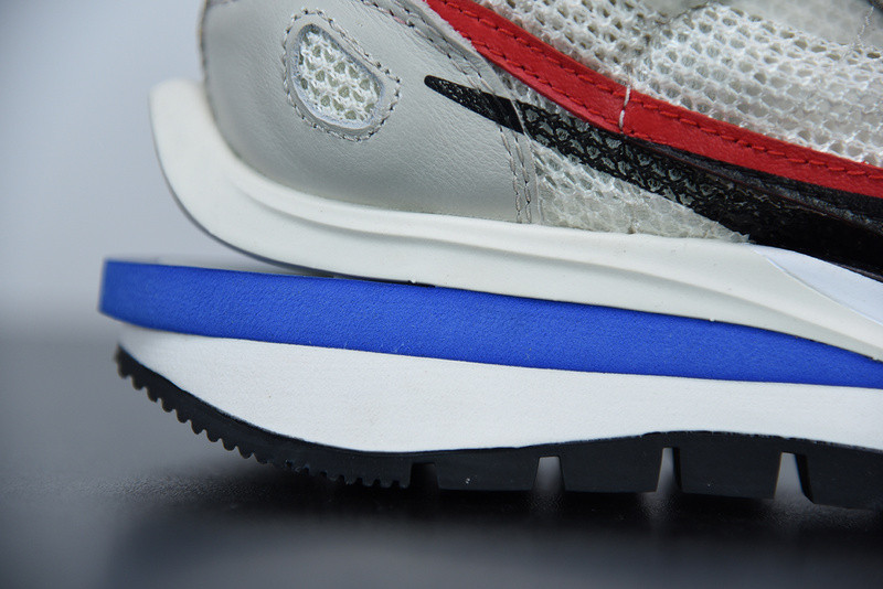 nike sacai x vaporwaffle