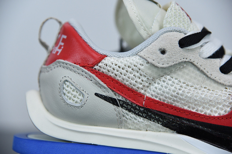 nike sacai x vaporwaffle