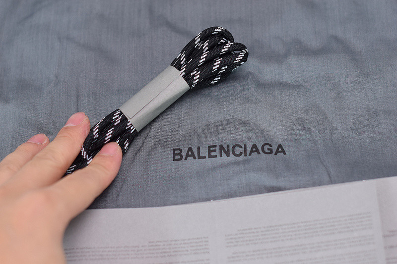 bc triple s trainer 541624 w09oa 0829