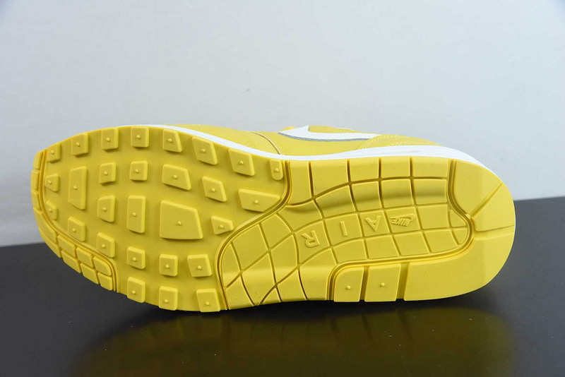 Supreme Puts Its Signature Spin on the Nike Air Max 1 HF8813-700