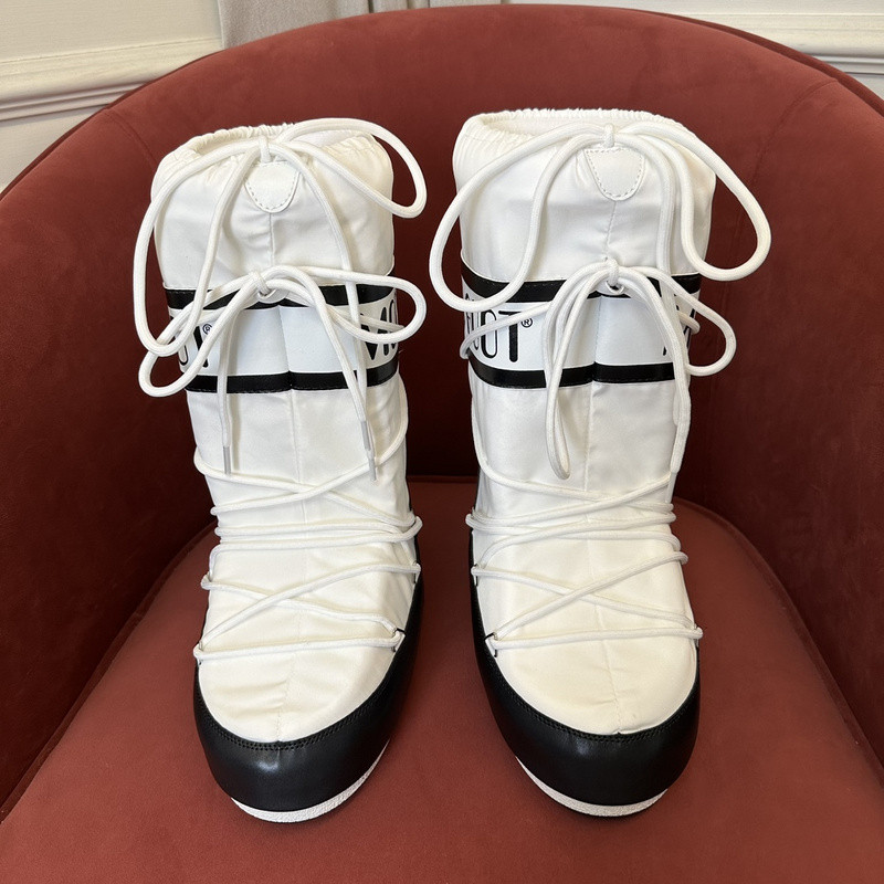 mOON bOOT