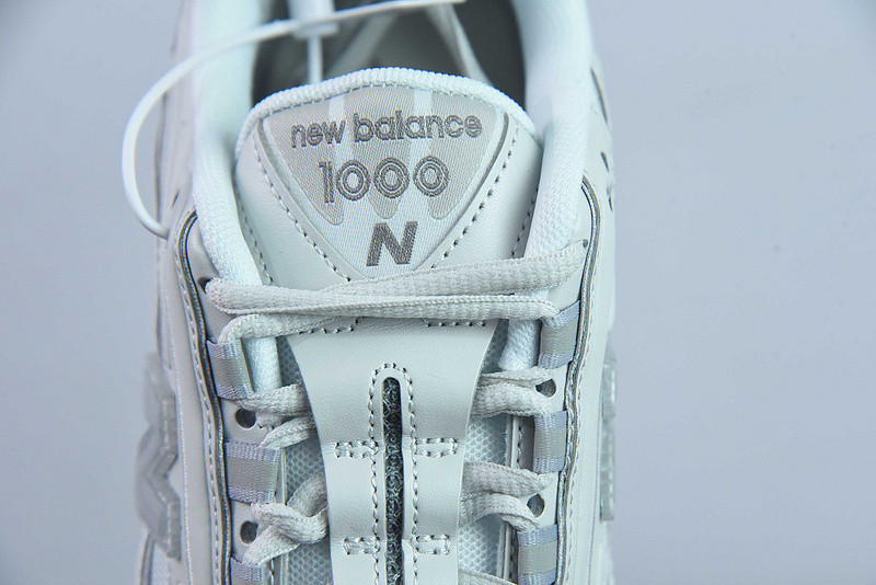 NEW BALANCE SNEAKER