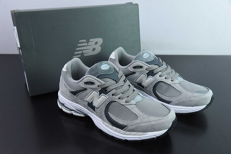 NEW BALANCE SNEAKER